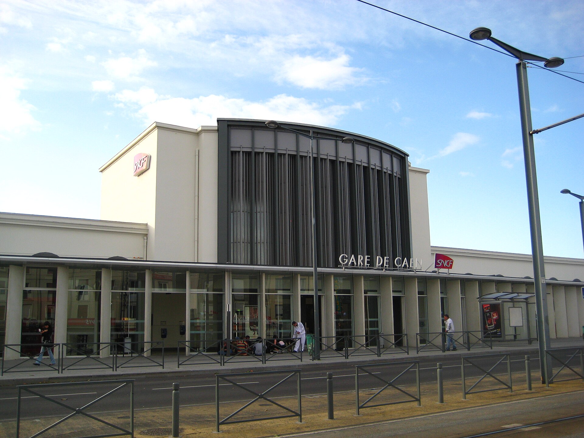 Façade de la gare de Caen en 2009, photographie d'archive utilisée comme illustration générale des transports collectifs