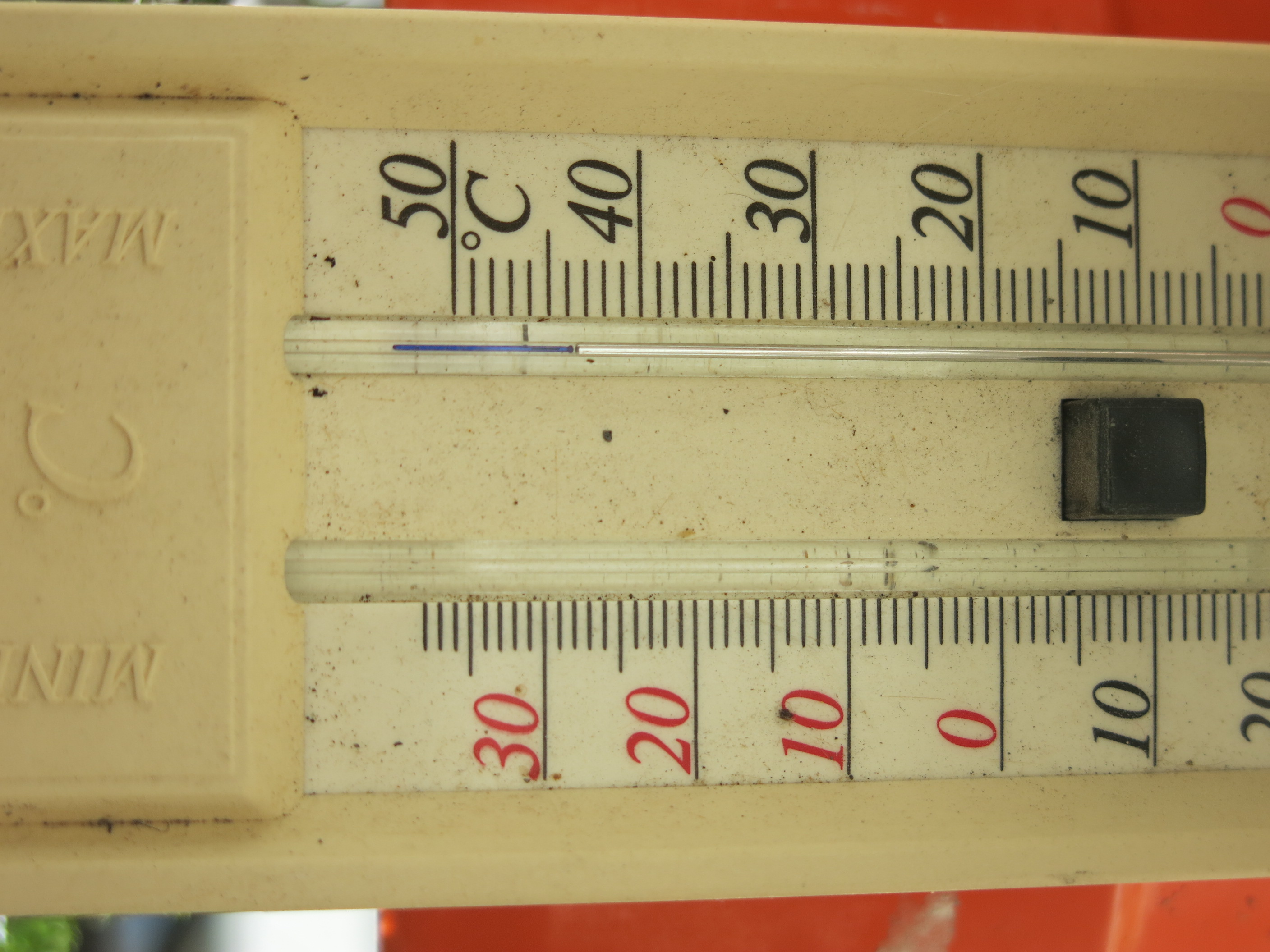 Thermomètre affichant 43 degrés à Colombes pendant une vague de chaleur de juin 2026