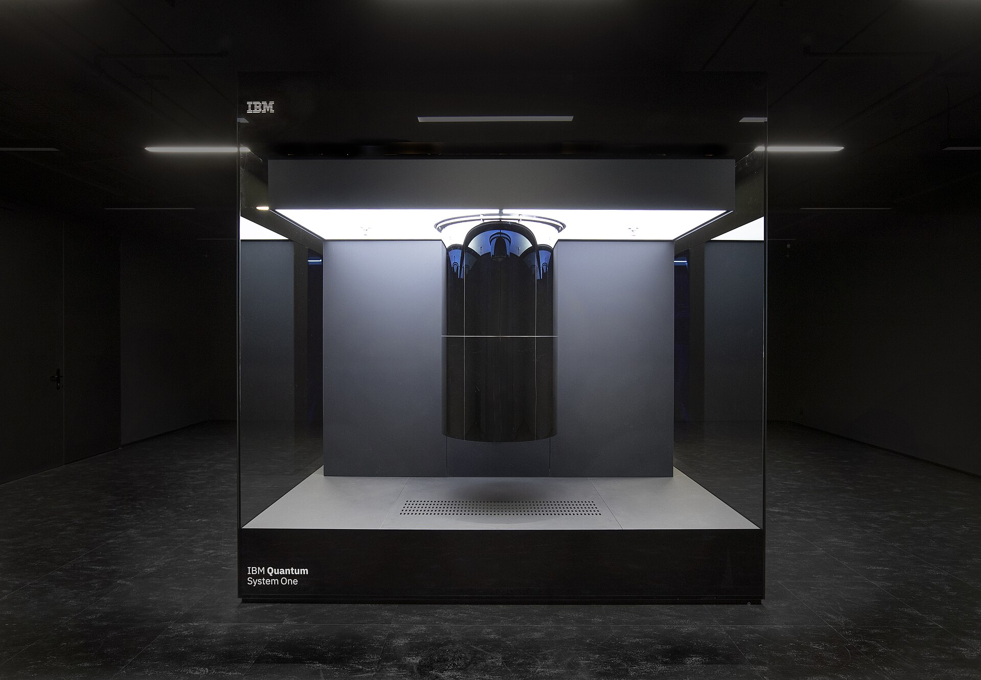 Ordinateur quantique IBM Q System dans une enceinte vitrée, photographie d'illustration prise en 2021
