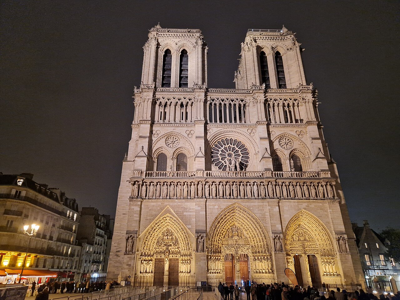 Façade éclairée de Notre-Dame de Paris de nuit, photographie d'archive de décembre 2025