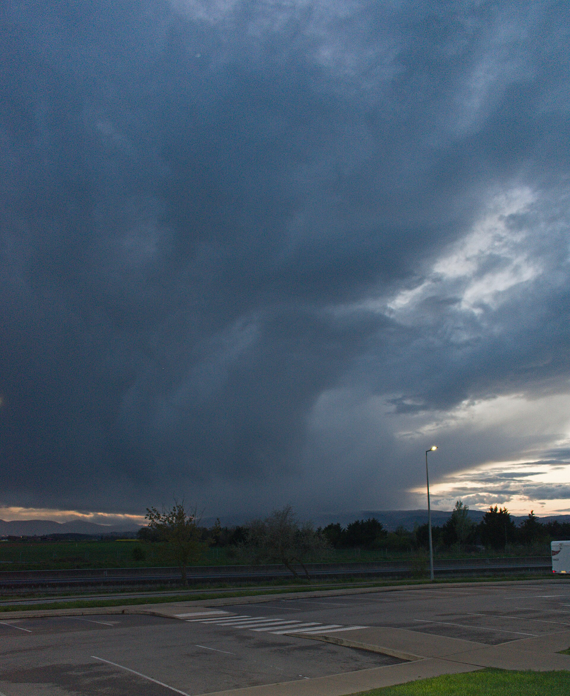 Ciel d’orage à Taponas dans le Rhône en avril 2022, archive sans rapport direct avec les pluies du 30 septembre 2026