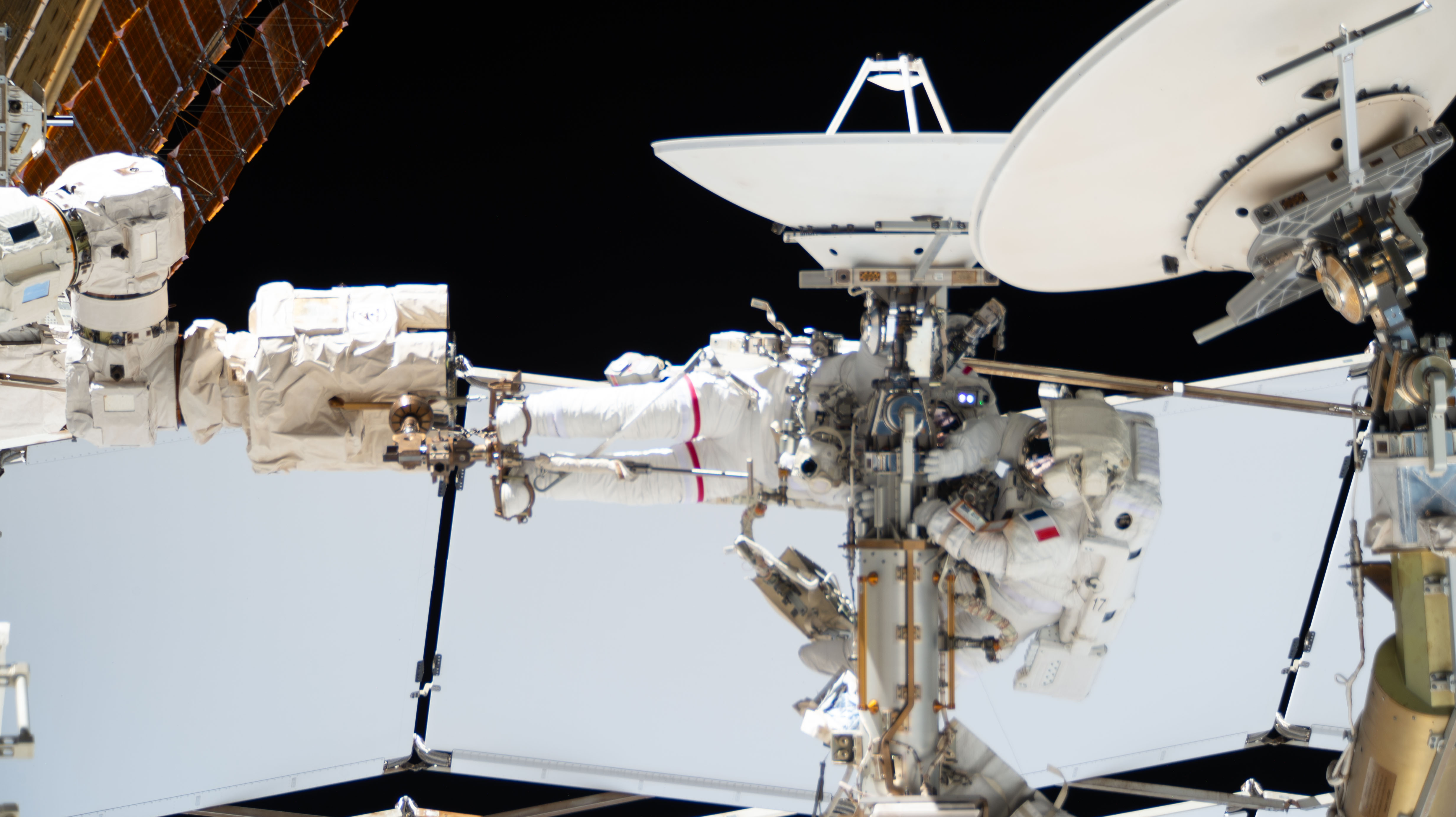 Sophie Adenot et Anil Menon travaillent à l'extérieur de la Station spatiale internationale, photographie d'archive sur les activités spatiales